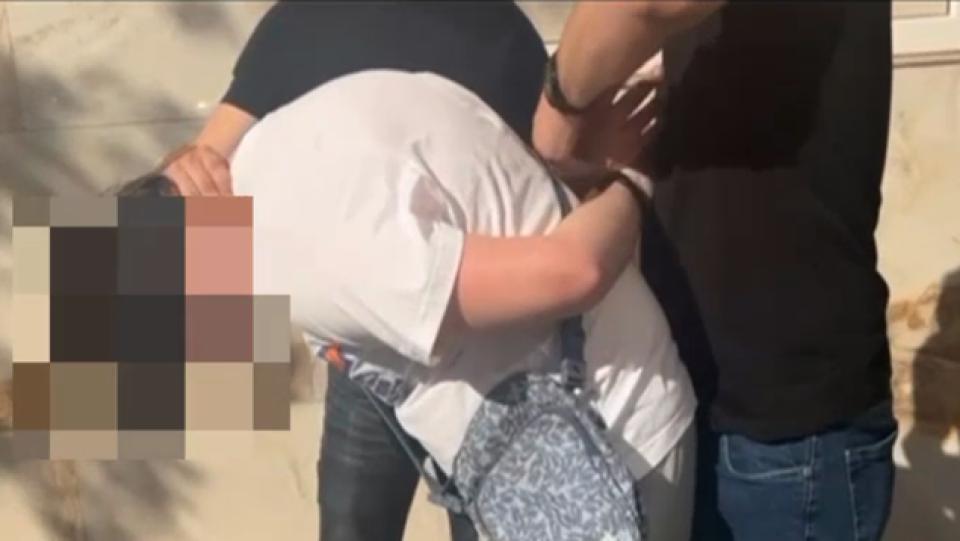 Un fost funcționar din resurse umane ar fi rămas fără €10.000, dacă nu sesiza autoritățile. Schemă de manipulare psihologică cu fals polițist, funcționari bancari și fiscali – destructurată