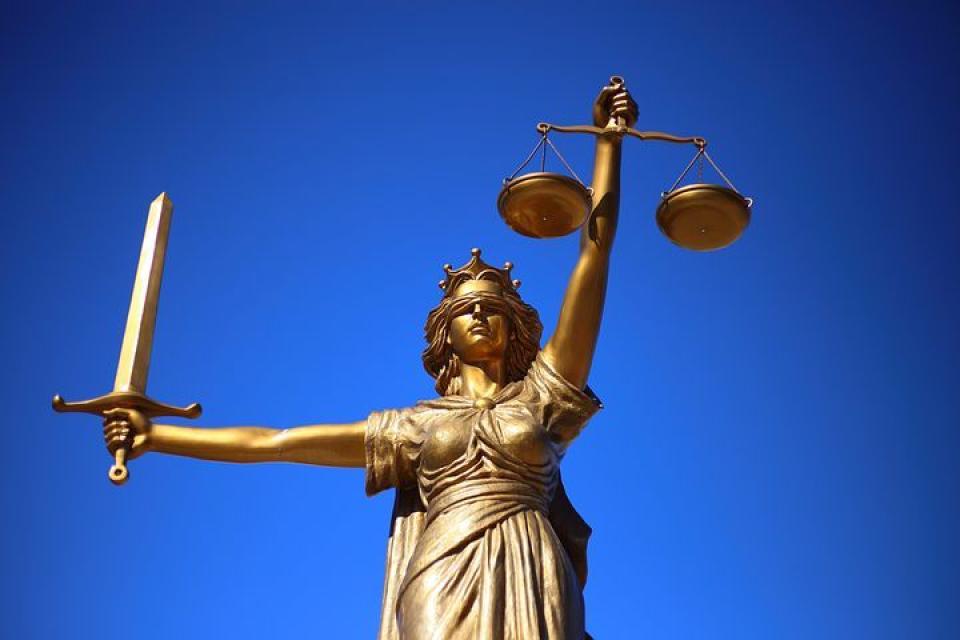 A luat credite pe numele bunicului pentru un telefon și un cărucior de copil. O femeie din raionul Cahul, condamnată pentru escrocherie