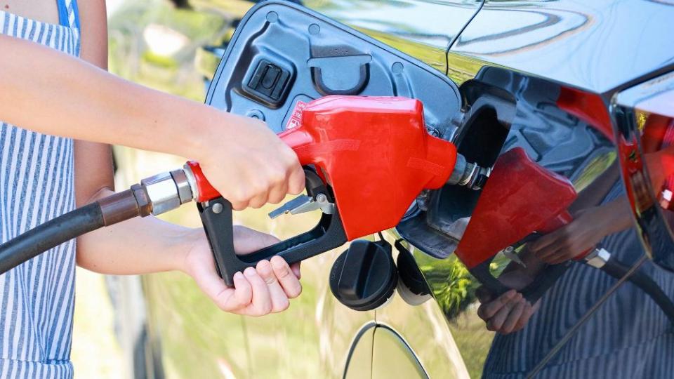 Carburanții s-ar putea scumpi din 1 august. ANRE propune majorarea marjei comerciale pentru benzină și motorină