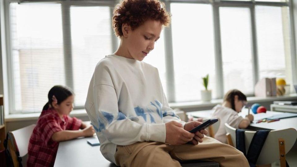 Cehia interzice telefoanele mobile în grădinițe, școli primare și gimnazii, din 2027