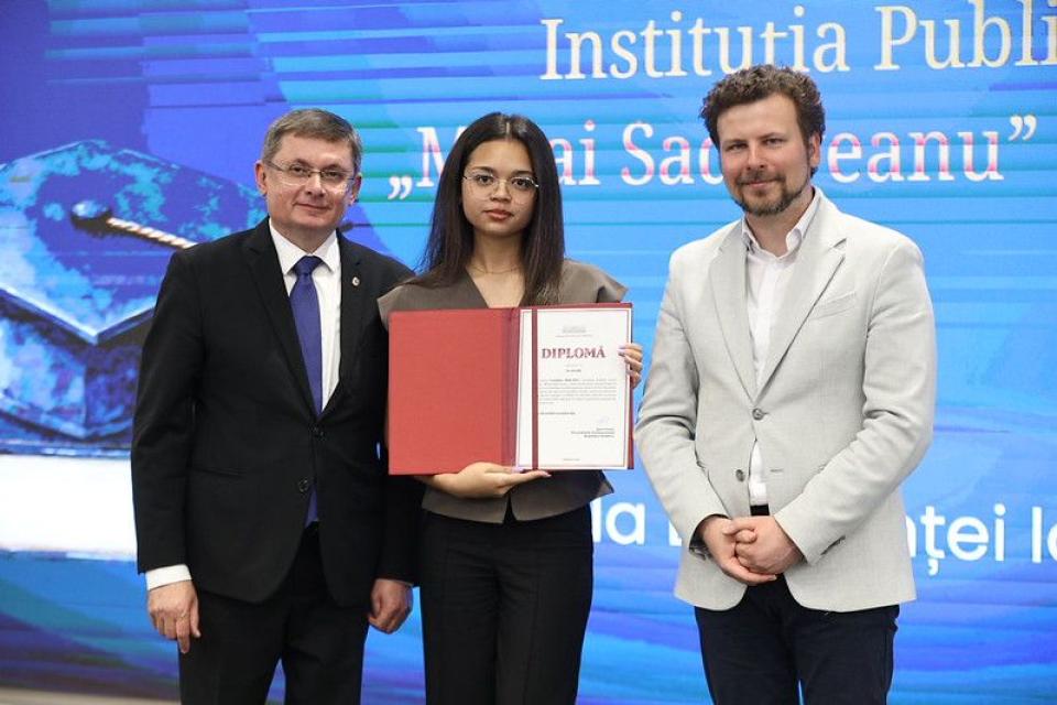 O absolventă din raionul Cahul, premiată pentru media 10 la Bacalaureat. Cristina Mocanu, printre cei 114 elevi distinși la nivel național
