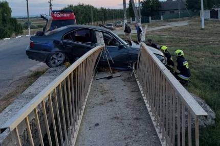 Accident mortal la Crihana Veche. Un tânăr de 18 ani a murit după ce un BMW s-a izbit de balustrada unui pod