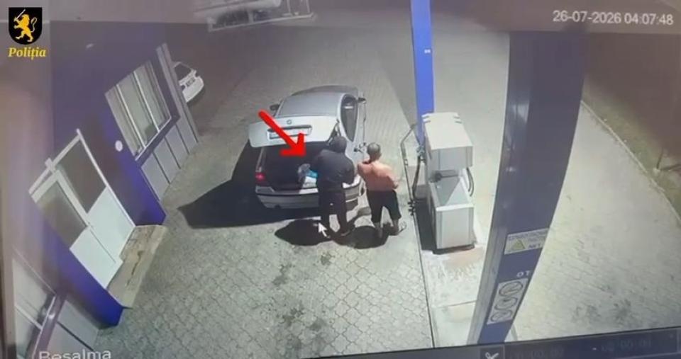 Un bărbat, reținut după ce ar fi incendiat intenționat o mașină de serviciu a Poliției, la Comrat
