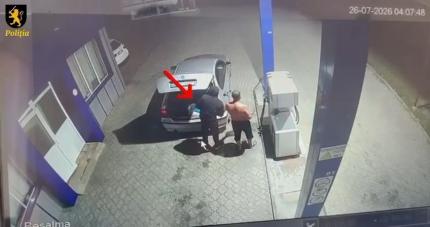 Un bărbat, reținut după ce ar fi incendiat intenționat o mașină de serviciu a Poliției, la Comrat