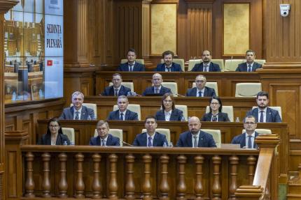 Guvernul condus de Vasile Tofan a primit votul de încredere al Parlamentului. Programul de guvernare pune accent pe economie, reforme și integrarea europeană