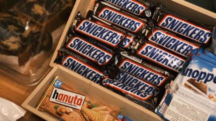 A amenințat o vânzătoare cu un cuțit și a târât-o de păr pentru 3 ciocolate „Snickers”. Inculpatul – va sta 6 ani la închisoare