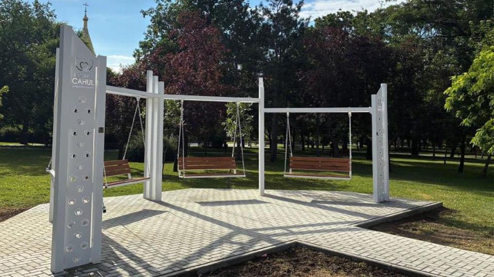 Noi leagăne în Parcul Central din Cahul. Primarul: „În viață căutăm echilibrul și liniștea”