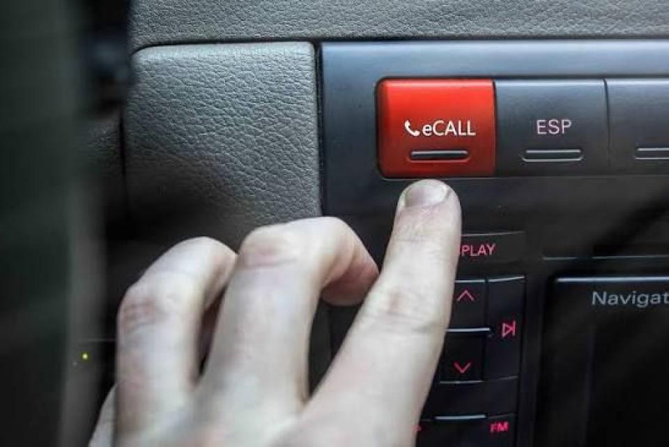 În caz de accident, mașina va putea suna singură la 112 prin sistemul eCall