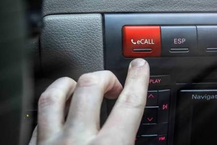 În caz de accident, mașina va putea suna singură la 112 prin sistemul eCall
