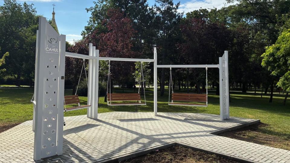 Noi leagăne în Parcul Central din Cahul. Primarul: „În viață căutăm echilibrul și liniștea”