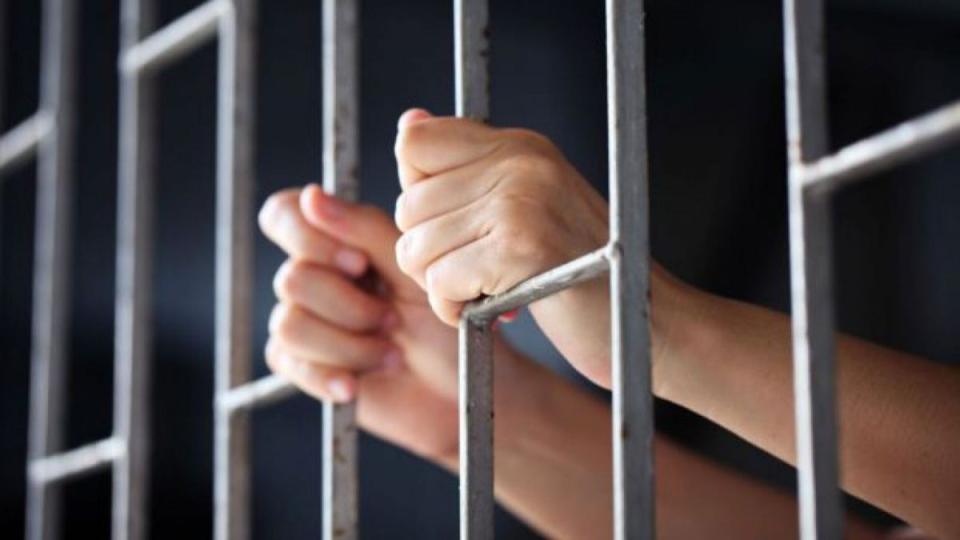 Tânăr condamnat după ce a lovit un polițist aflat în misiune. A primit un an și jumătate de închisoare