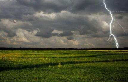 Cod galben de instabilitate atmosferică în Republica Moldova. Sunt prognozate descărcări electrice