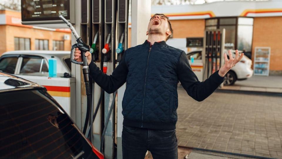 Motorina depășește 32 de lei pe litru. ANRE anunță noi scumpiri la carburanți