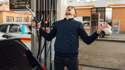 Motorina depășește 32 de lei pe litru. ANRE anunță noi scumpiri la carburanți