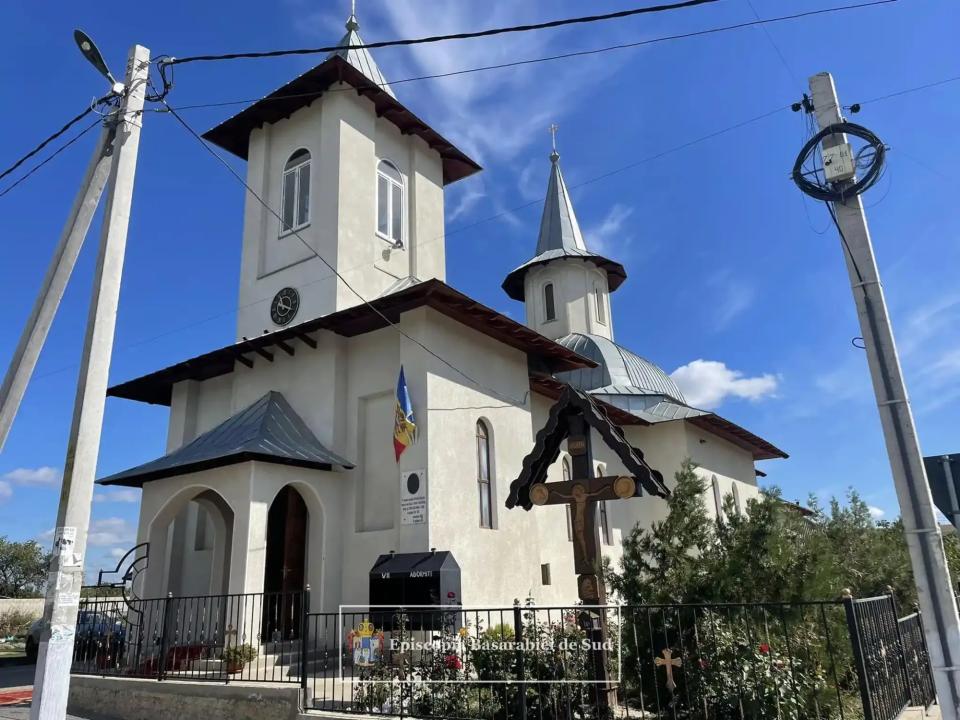 Catapeteasma bisericii din Parohia „Sfinții Arhangheli Mihail și Gavril” Manta, pictată cu sprijinul Departamentul pentru Relația cu Republica Moldova 