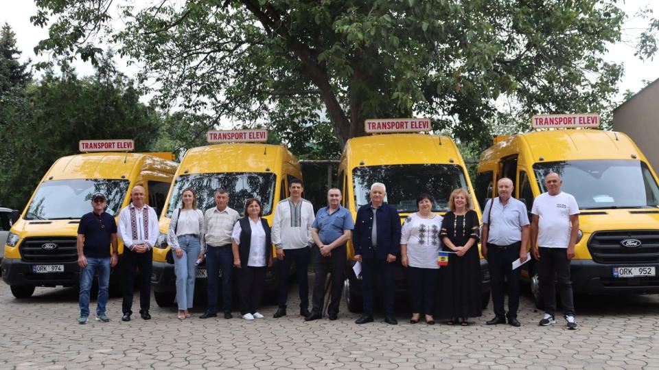 Patru instituții de învățământ din raionul Cahul au primit microbuze școlare noi