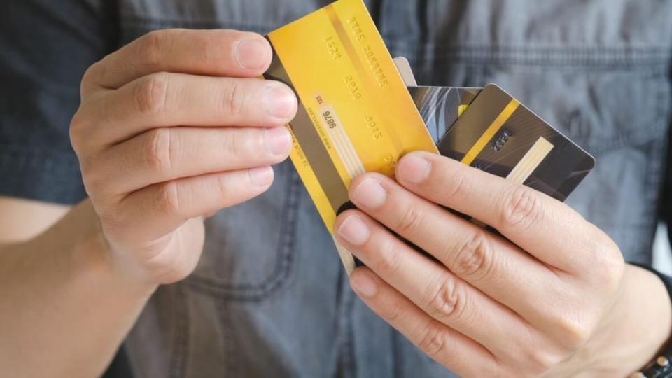 Banii pentru pensii și alocații sociale vor ajunge pe carduri din 3 septembrie