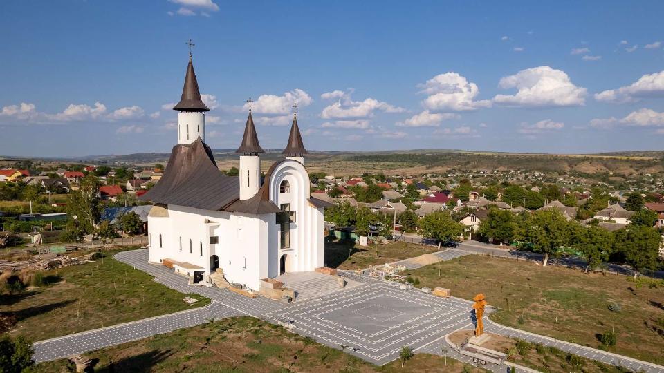 370.000 de lei pentru biserica românească din Cania: mobilier tradițional și o conferință dedicată artei bisericești