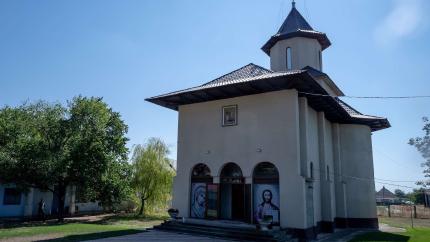 Biserica din Giurgiulești își continuă pictura interioară, în cadrul unui proiect dedicat patrimoniului românesc
