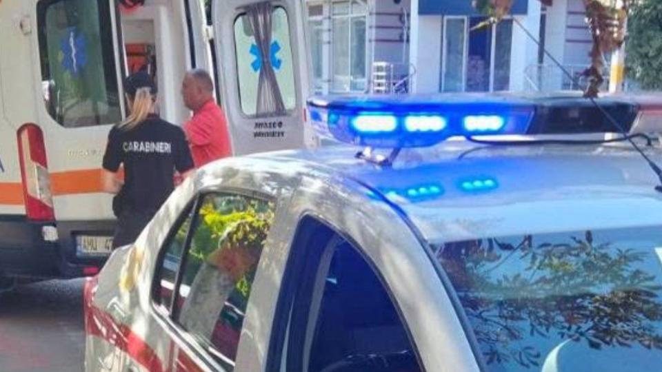 Un bărbat găsit la sol, preluat de ambulanță în urma unei intervenții a carabinierilor la Cahul