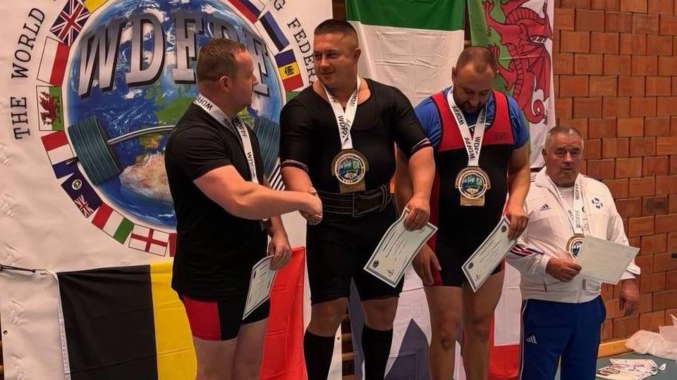 Polițist din Moldova, campion mondial la powerlifting. Stanislav Reaboi a cucerit aurul la genuflexiuni