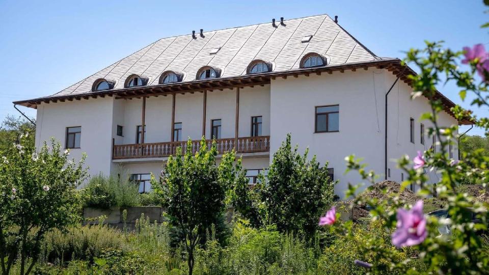 Mănăstirea „Sfânta Treime” din Roșu își finalizează corpul de chilii cu sprijin financiar din partea României