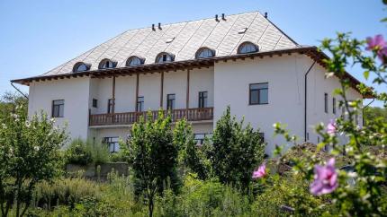 Mănăstirea „Sfânta Treime” din Roșu își finalizează corpul de chilii cu sprijin financiar din partea României