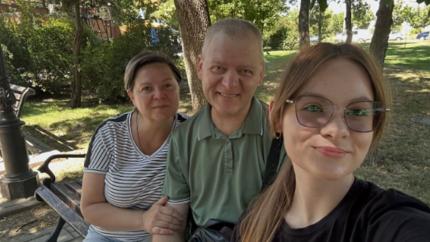 O familie cere ajutor pentru tratamentul lui Ruslan, diagnosticat cu cancer la stomac