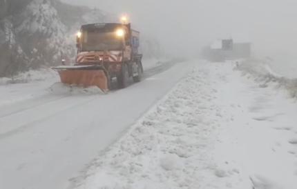 Ninsoare abundentă pe Transfăgărășan. Drumarii au intervenit cu utilaje și peste 5 tone de sare /VIDEO