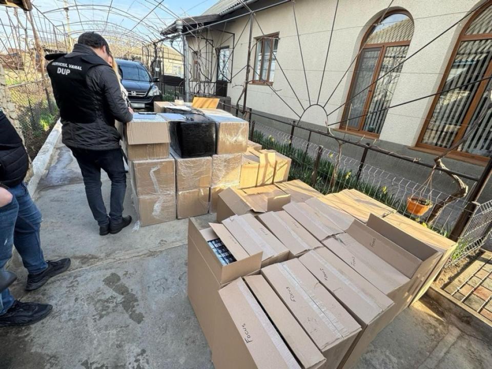 Peste 300.000 de țigări fără timbre de acciz, vândute ilegal. Un bărbat din sudul țării, trimis în judecată