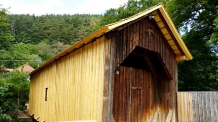 Podul din România vechi de peste un secol, fără niciun picior în apă, restaurat de voluntari. Povestea locului unde „banii veneau pe apă”