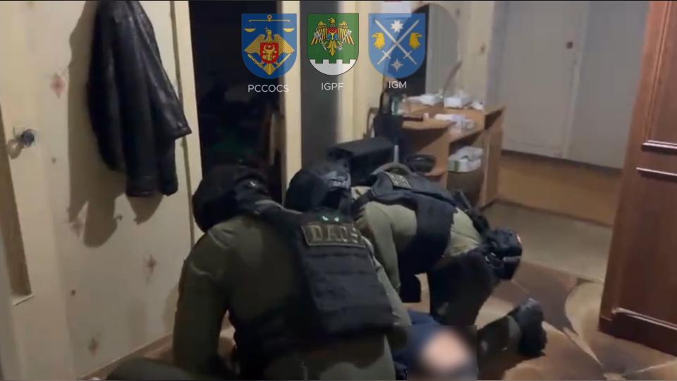 Trei persoane, reținute pentru organizarea migrației ilegale. Migranții ar fi plătit până la 7.000 de euro /VIDEO