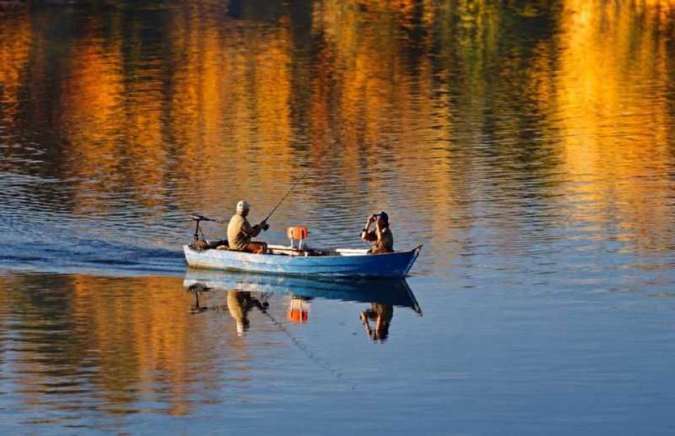 Lacul Bezid, locul unde natura și istoria se întâlnesc. Satul înghițit de ape este păstrat în memoria unor monumente unice