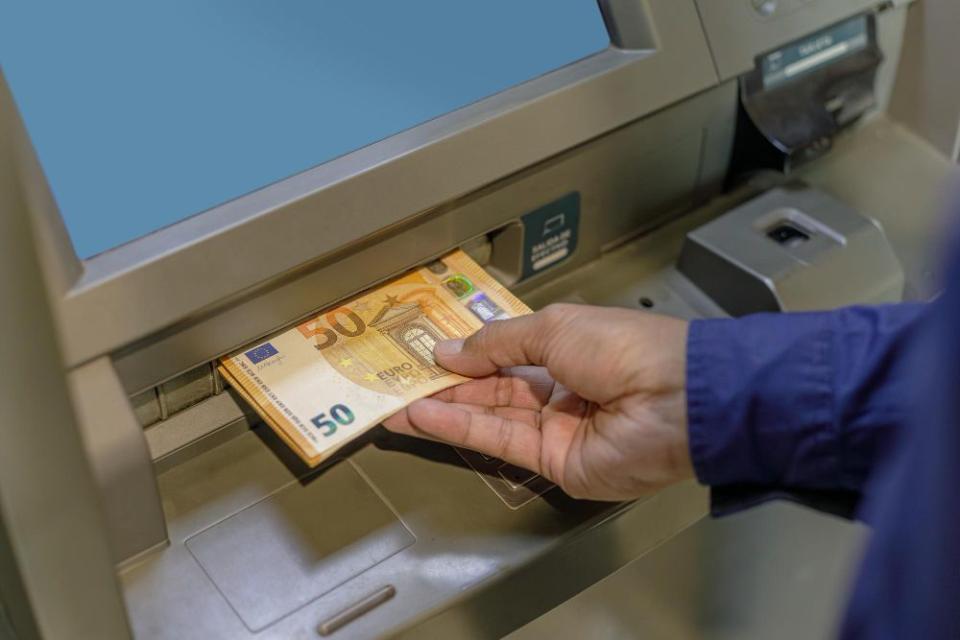Impozitul pe dobânzile depozitelor bancare ar putea crește de la 6% la 12%. Ce înseamnă pentru deponenți