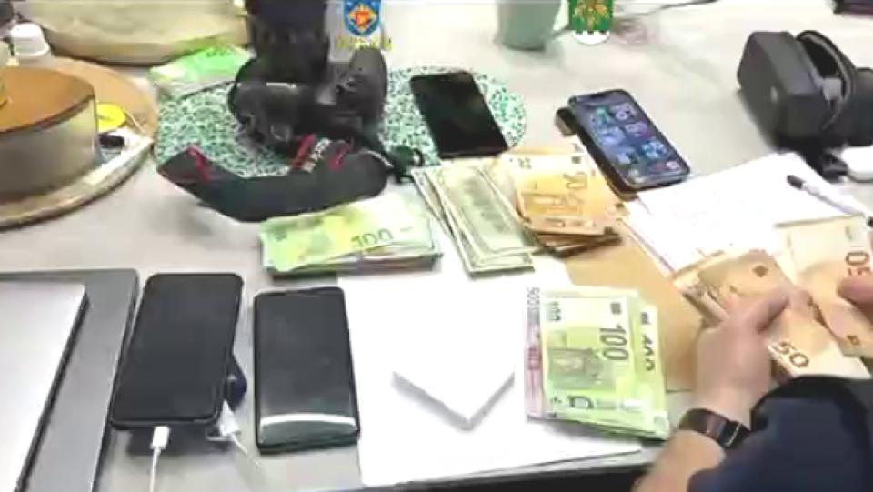Scandalul „Car Vertical”: Peste 30.000 de fotografii intime, victime șantajate și 19.000 de euro obținuți ilegal. Cinci persoane, trimise în judecată