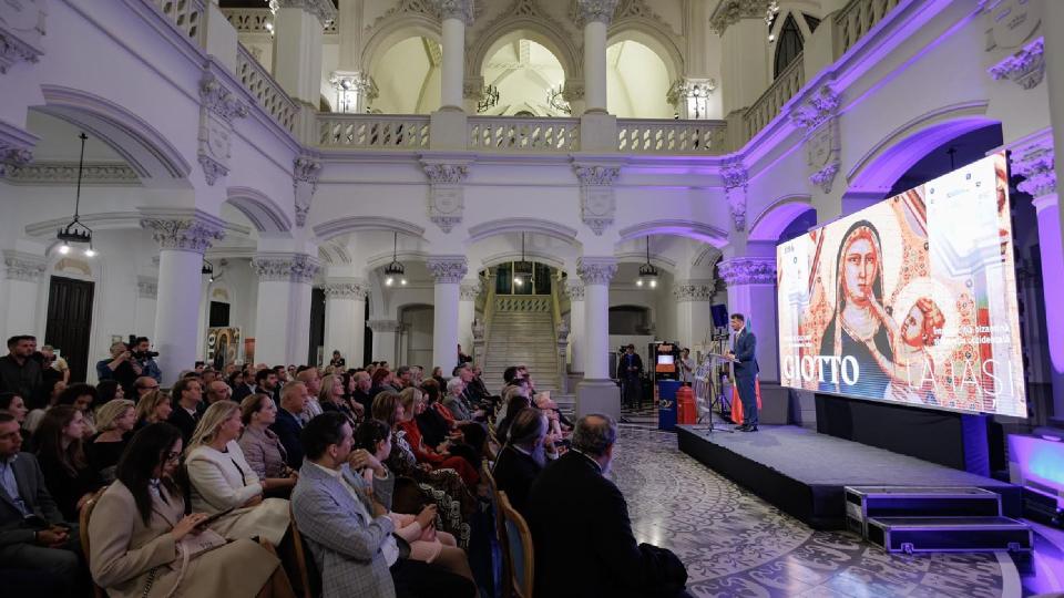 Pentru prima dată în afara Italiei, Polipticul lui Giotto poate fi admirat în România. Expoziția este deschisă la Iași
