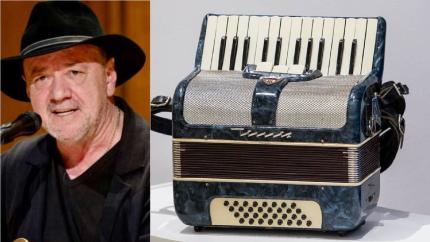 Nicu Alifantis donează orașului Brăila primul său instrument muzical, primit în dar de la părinți în 1961