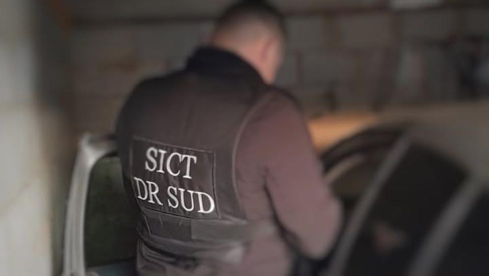 Documente oficiale falsificate: percheziții și două persoane cercetate penal de polițiștii de frontieră din Sud