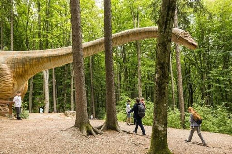 Dino Parc Râșnov a atras peste 4,5 milioane de vizitatori. Micii dinozauri roboți, noua atracție a parcului