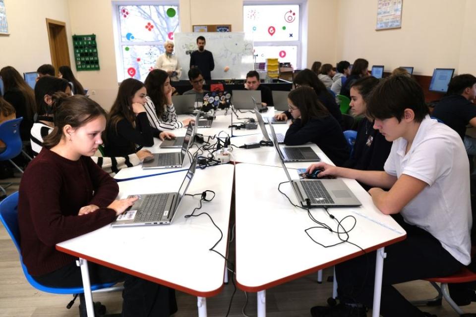 Elevii din clasele V–XII se pot înscrie la concursul național de proiecte STEAMˣ