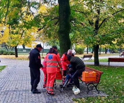 Un bărbat a fost găsit inconștient în apropierea Parcului Central din Cahul. Carabinierii au solicitat ajutor medical
