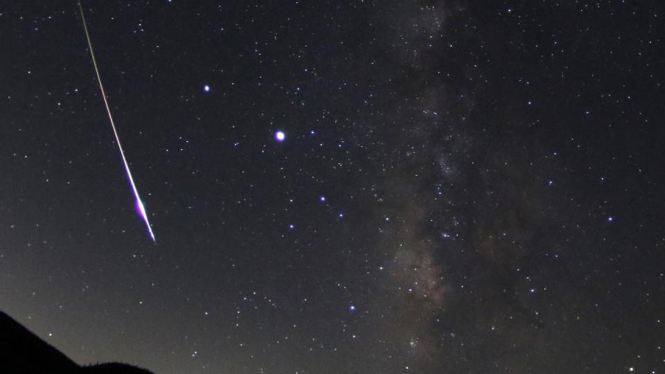 Spectacol pe cerul României în octombrie. Trei ploi de meteori și „Luna Vânătorului”: când și cum pot fi observate