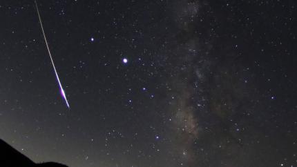 Spectacol pe cerul României în octombrie. Trei ploi de meteori și „Luna Vânătorului”: când și cum pot fi observate