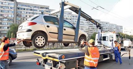 Reguli noi pentru traficul urban în Moldova: mașinile abandonate vor putea fi evacuate, iar parcările – taxate