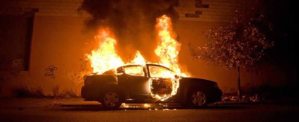 В микрорайоне Спирин в Кахуле загорелся автомобиль BMW