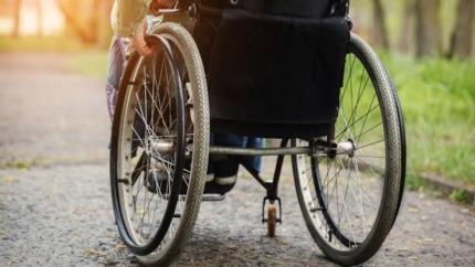 Persoanele cu dizabilități severe din copilărie vor putea cumula pensia de dizabilitate cu pensia de urmaș