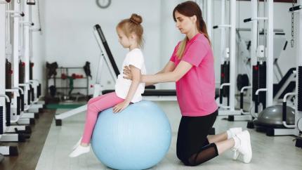 Peste 130 de copii cu dizabilități din România vor beneficia de servicii de recuperare în zona Hârja-Moinești