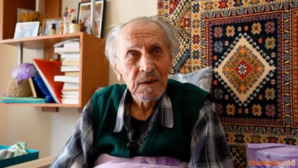 Povestea lui Alexandru Tecuci, pedagogul de 93 de ani din Cahul care nu se desparte de limba română