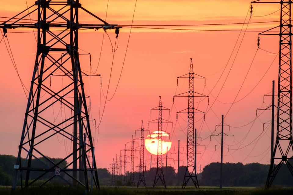 Vești bune pentru consumatorii moldoveni: Energocom asigură energie electrică la un preț mai bun