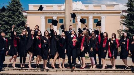 Tot mai mulți absolvenți de licee aleg să studieze la Universitățile din Moldova